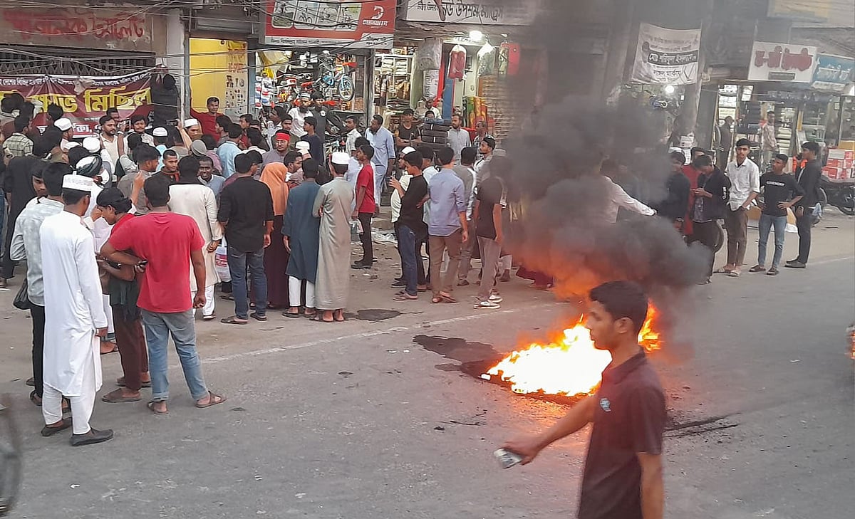 নোয়াখালীতে আওয়ামী লীগ কার্যালয়ে ব্যানার টাঙানোর প্রতিবাদে বিক্ষোভ, সড়ক অবরোধ