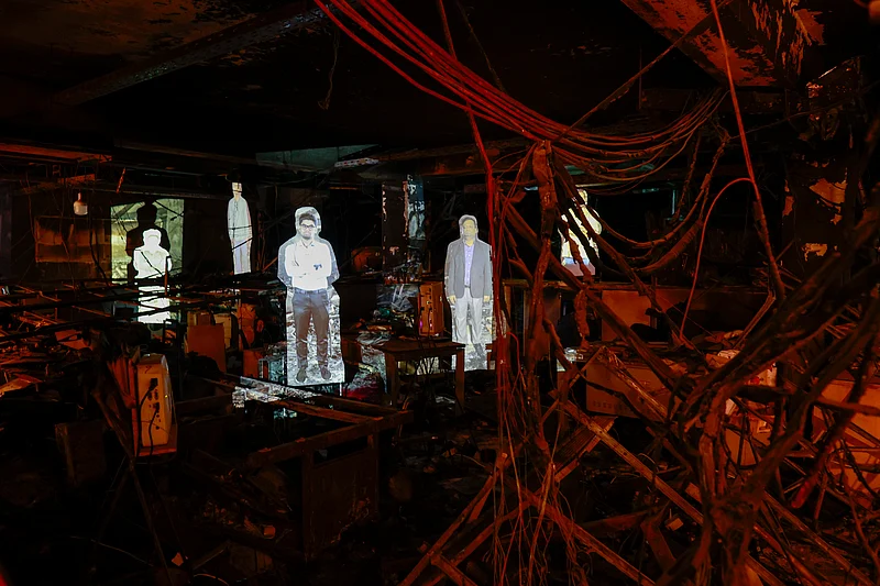 হামলার রাতের ভয়বহতার কথা কীভাবে তুলে ধরেছেন প্রথম আলোর কর্মীরা, তা শিল্পকর্মে উপস্থাপন করা হয়েছে। 