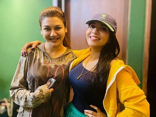 আলো ছড়িয়া যাও আর হাসতে থাকো আপু...