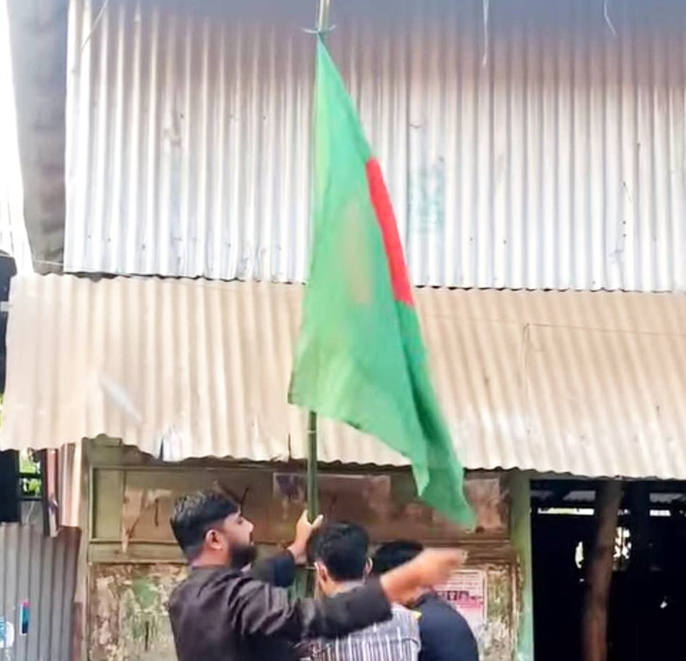 বরগুনা আওয়ামী লীগের পরিত্যক্ত কার্যালয়ে জাতীয় পতাকা উত্তোলন করল ছাত্রলীগ