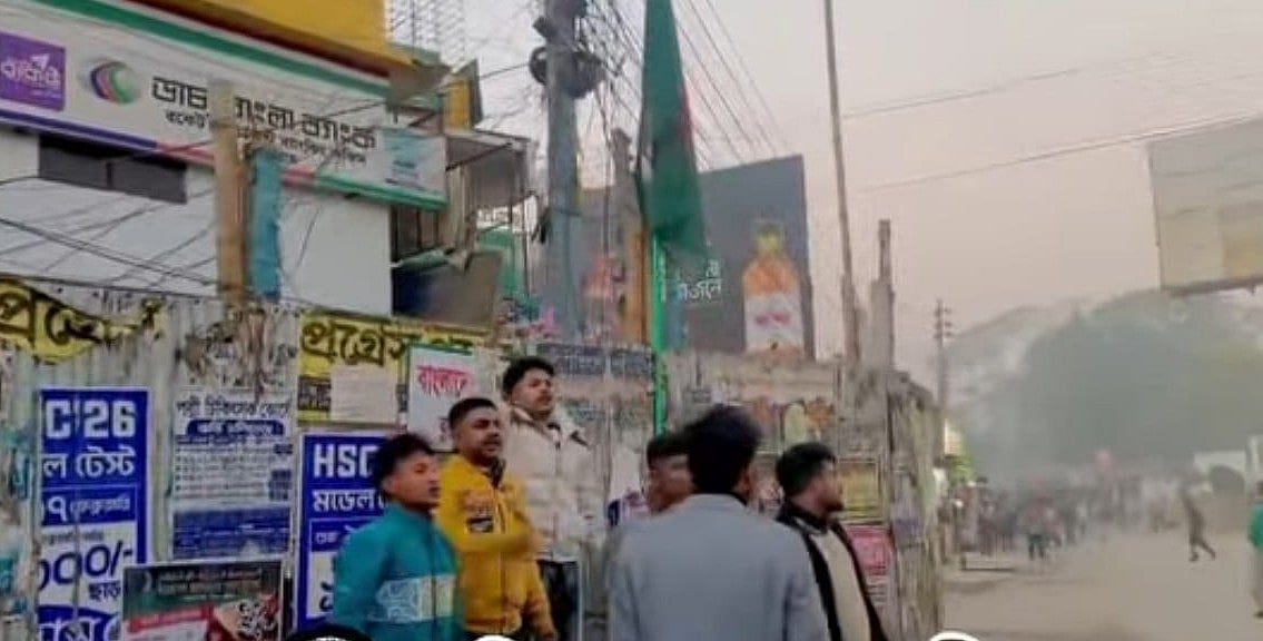 কুড়িগ্রামে গুঁড়িয়ে দেওয়া আওয়ামী লীগ কার্যালয়ে ব্যানার ও জাতীয় পতাকা উত্তোলন