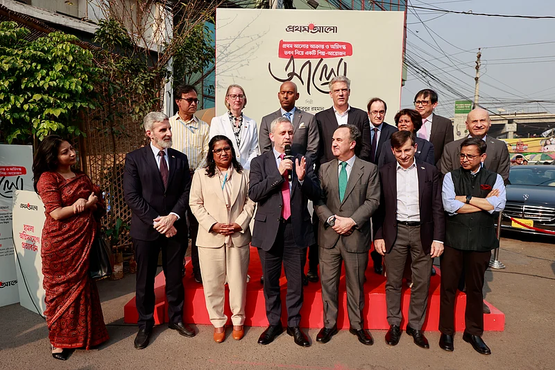 বিকেলে প্রদর্শনী দেখতে আসেন বিভিন্ন দেশের রাষ্ট্রদূত, হাইকমিশনার ও কূটনীতিকেরা। 