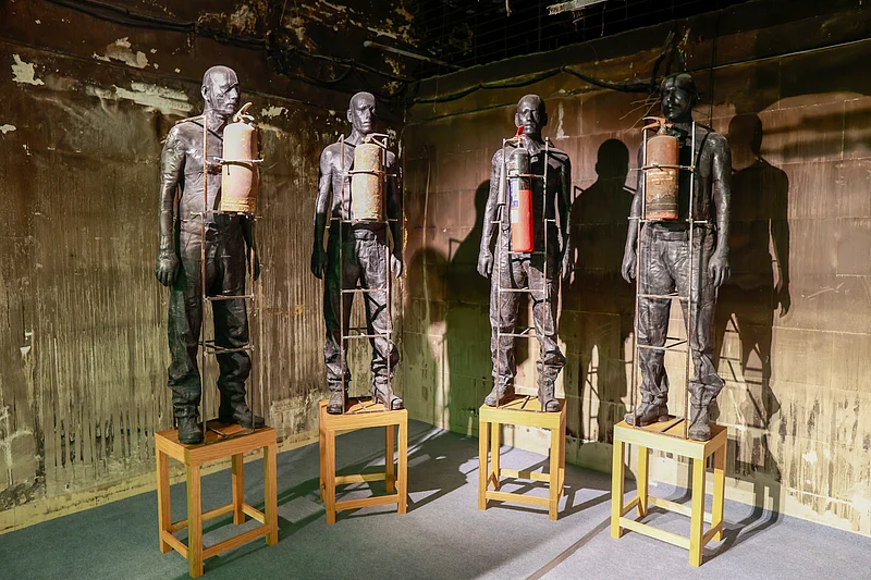 ভবনের নিচতলার একাংশে রাখা শিল্পকর্ম। 