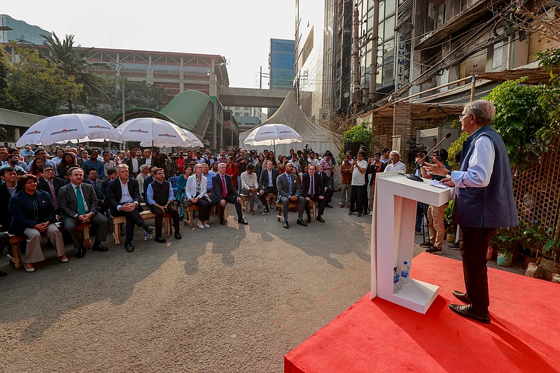 প্রদর্শনী দেখতে আসা বিভিন্ন দেশের কূটনীতিক ও অতিথিদের উদ্দেশে বক্তব্য দেন প্রথম আলো সম্পাদক মতিউর রহমান। 