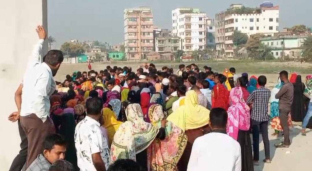 গাজীপুরে হঠাৎ পোশাক কারখানা বন্ধ ঘোষণা, শ্রমিকদের অবস্থান কর্মসূচি