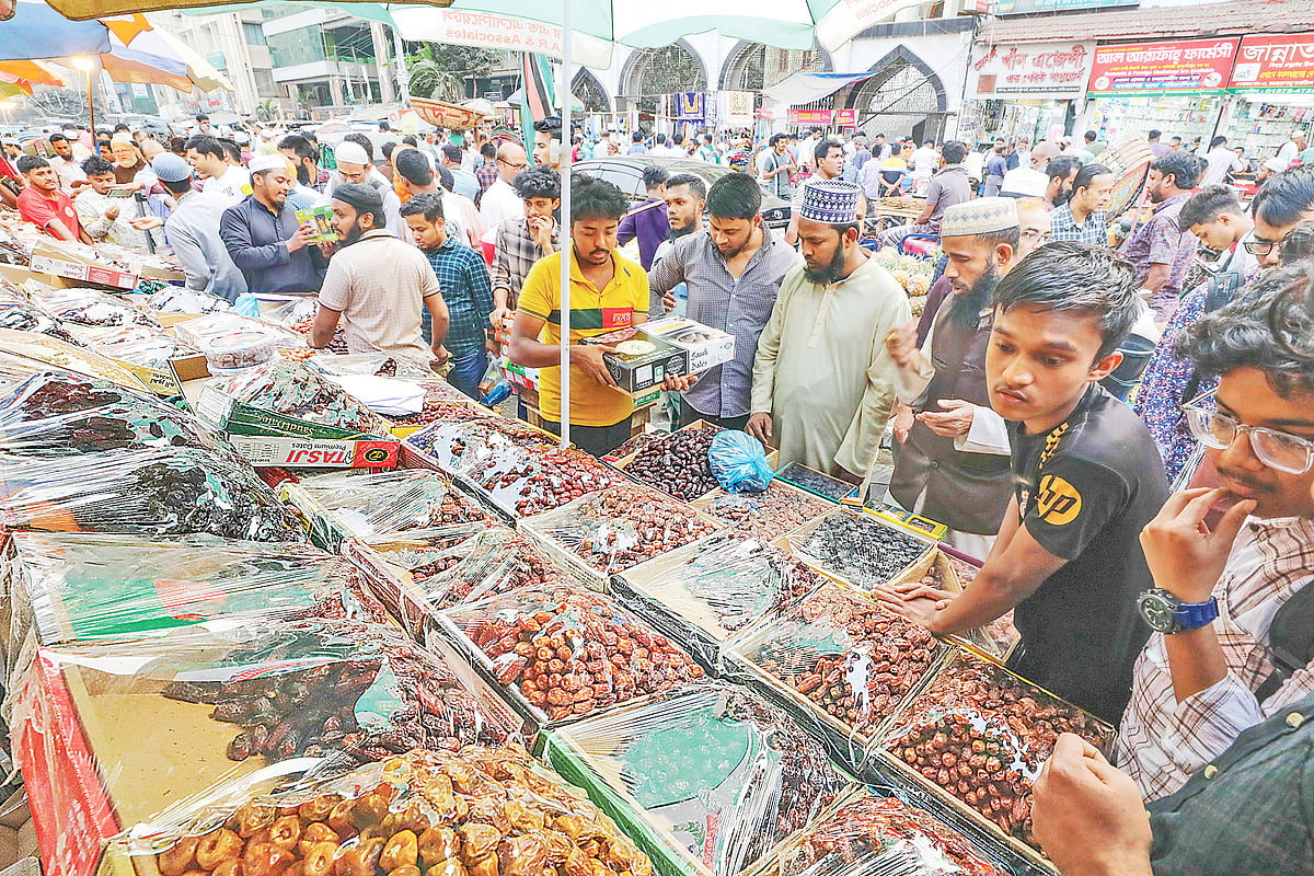 বাজারে রকমারি খেজুর, আছে মরিয়ম–আজোয়া–দাবাস, দাম চড়া