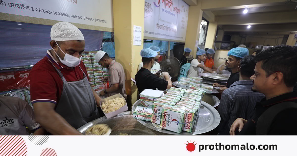 নানা পদের মধ্যে আখনি ও পাতলা খিচুড়ির বিক্রি বেশি নানা পদের মধ্যে আখনি ও পাতলা খিচুড়ির বিক্রি বেশি