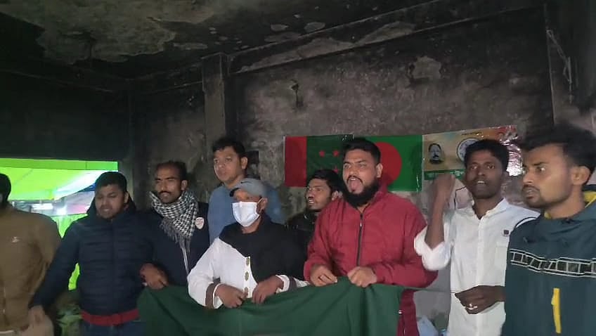 তারাকান্দায় আওয়ামী লীগের পোড়া কার্যালয়ে নেতা-কর্মীদের স্লোগান