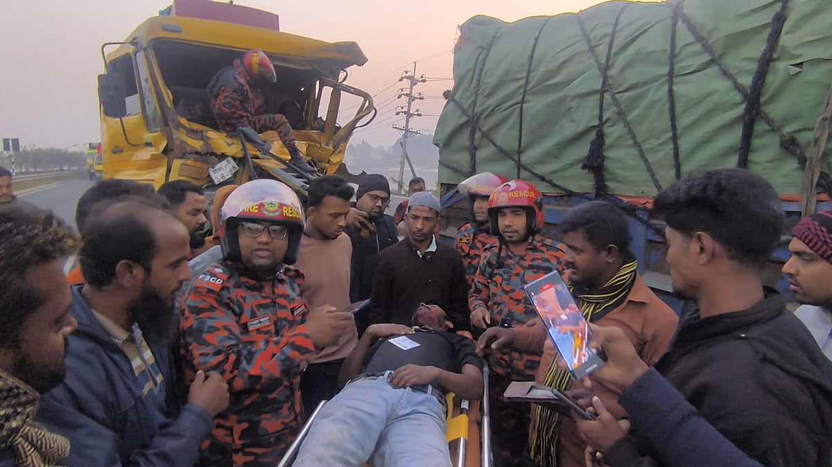 এক্সপ্রেসওয়েতে বিকল ট্রাক মেরামত করছিলেন চালকের সহকারী, আরেক ট্রাকের ধাক্কায় নিহত