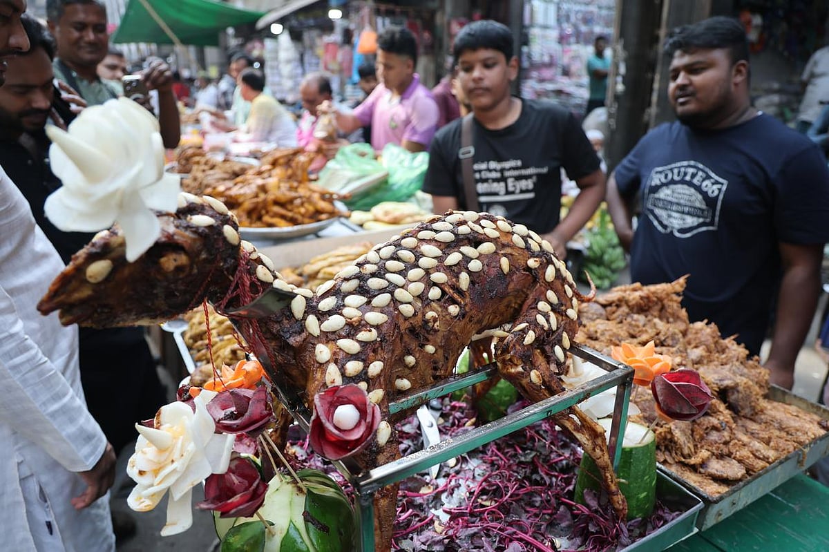 জমজমাট চকবাজারে ইফতারির বাজার