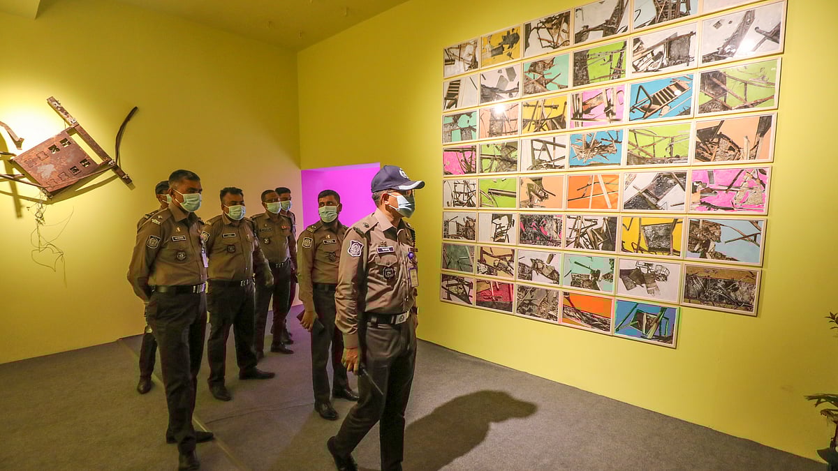 ভবনের পাশে টহলরত পুলিশ সদস্যরা প্রদর্শনী দেখছেন