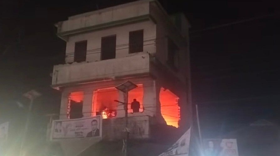 তারাকান্দায় আওয়ামী লীগের কার্যালয়ে বৈষম্যবিরোধীদের বিক্ষোভ, আগুন