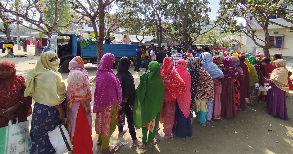 টিসিবির পণ্য নিতে ভিড়, লাইনে দাঁড়ানো নিয়ে ধাক্কাধাক্কি-হাতাহাতি