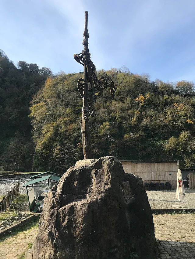 ম্যাচাখেলা ন্যাশনাল পার্কের প্রবেশপথে জর্জিয়ার স্বাধীনতা আন্দোলনকে স্মরণ করে নির্মিত ভাস্কর্য