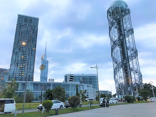 আধুনিক স্থাপত্যশৈলীর বিভিন্ন দালানকোঠায় সুসজ্জিত বাটুমি বুলেভার্ড