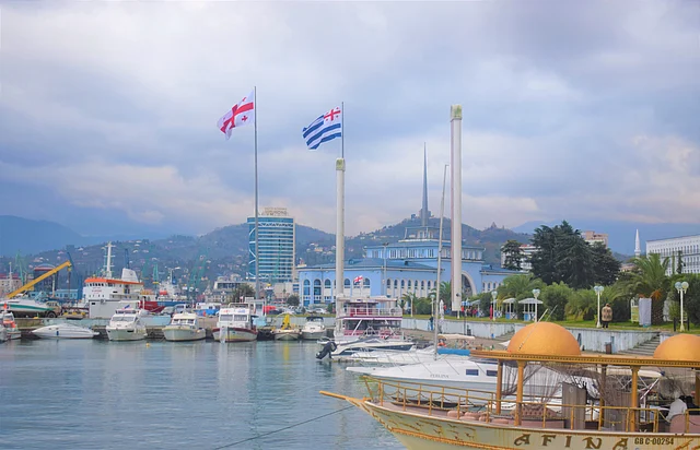 কৃষ্ণসাগরের তীরে অবস্থিত বাটুমি জর্জিয়ার দ্বিতীয় বৃহত্তম নগরী, জর্জিয়ার একমাত্র সমুদ্রবন্দর এই বাটুমিতেই 