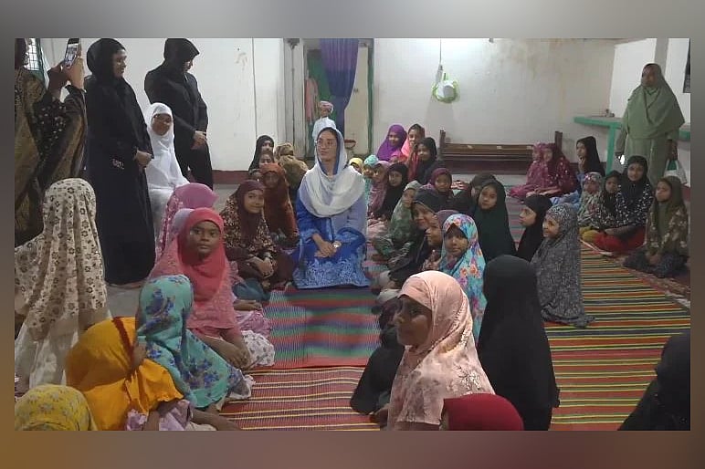 ভাসানটেক এলাকায় নারী ও শিশুদের সঙ্গে ইফতার মাহফিলে যোগ দিলেন জাইমা রহমান