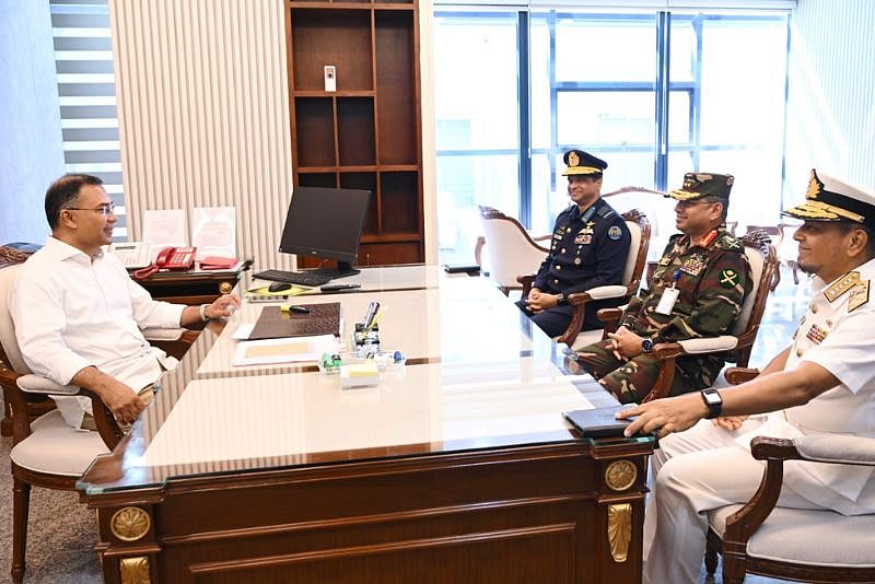 সচিবালয়ে প্রধানমন্ত্রীর সঙ্গে সেনা, নৌ ও বিমানবাহিনীর প্রধানের সৌজন্য সাক্ষাৎ