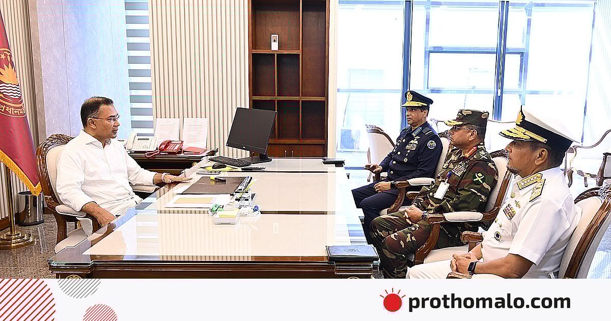 প্রধানমন্ত্রীর সঙ্গে তিন বাহিনীর প্রধানদের সাক্ষাৎ প্রধানমন্ত্রীর সঙ্গে তিন বাহিনীর প্রধানদের সাক্ষাৎ