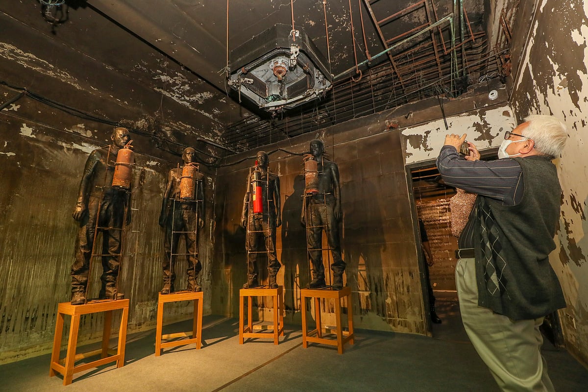 প্রথম আলোর অগ্নিদগ্ধ ভবনে চলছে ব্যতিক্রমী শিল্পকর্ম প্রদর্শনী