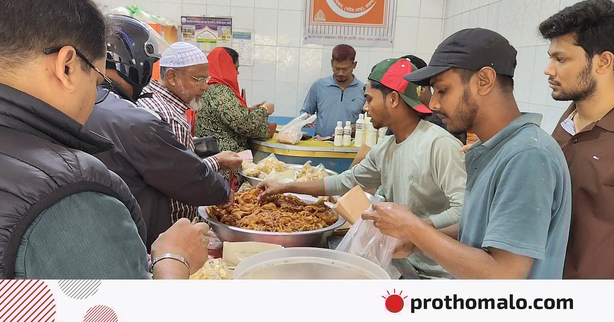 ৭৫ বছরের পুরোনো দোকান, জিলাপি কিনতে দুপুর থেকেই ভিড় ৭৫ বছরের পুরোনো দোকান, জিলাপি কিনতে দুপুর থেকেই ভিড়