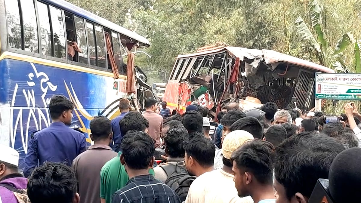 মাদারীপুরে দুটি যাত্রীবাহী বাসের মুখোমুখি সংঘর্ষে দুজন নিহত