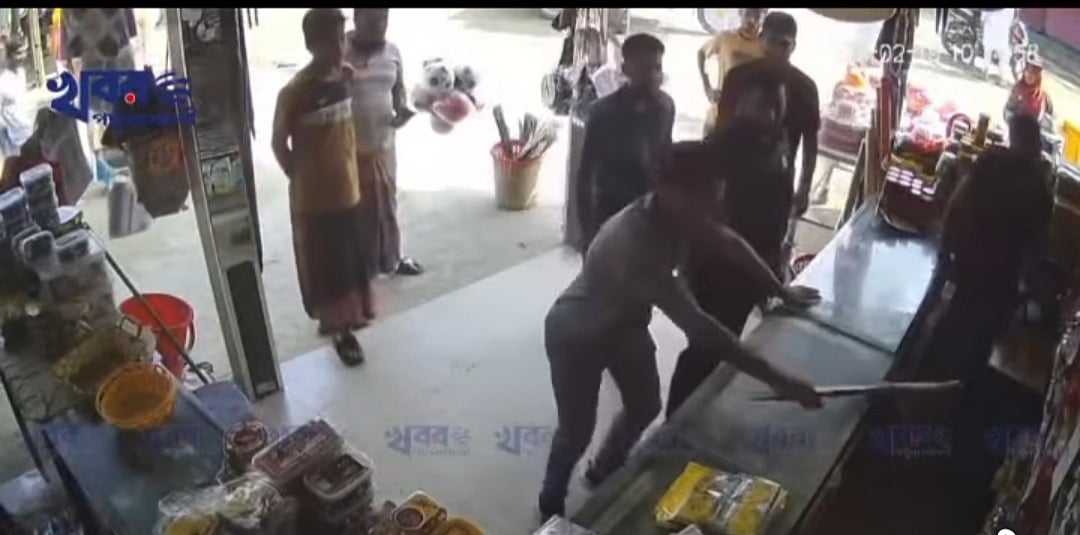 চাঁদার দাবিতে স্বেচ্ছাসেবক দলের কর্মী-সমর্থকদের বিরুদ্ধে দোকানে হামলা-ভাঙচুরের অভিযোগ