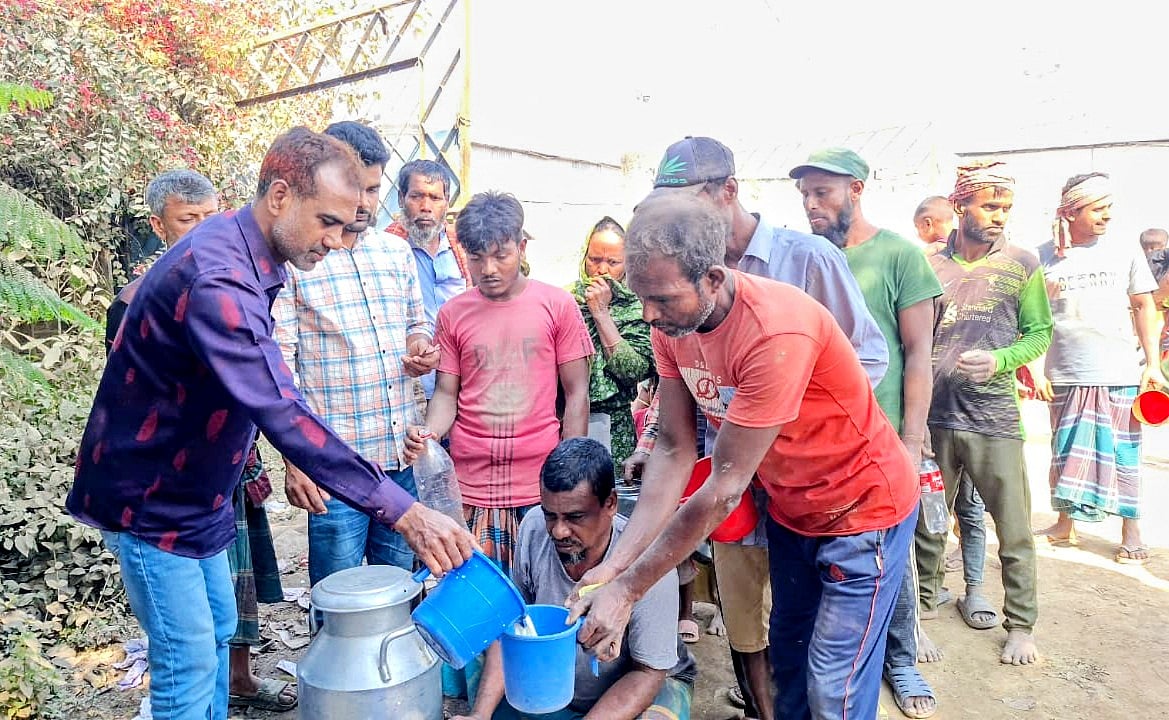 রমজান উপলক্ষে খামারে ১০ টাকা লিটার দুধ বিক্রি