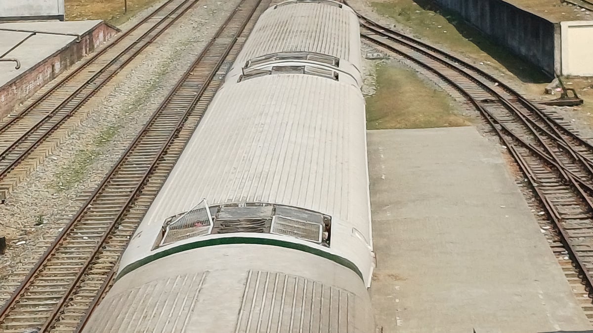 চলন্ত ট্রেনের কনডেন্সার কয়েল চুরি, বিকল এসি কোচ রেখেই ঢাকা গেল ট্রেন