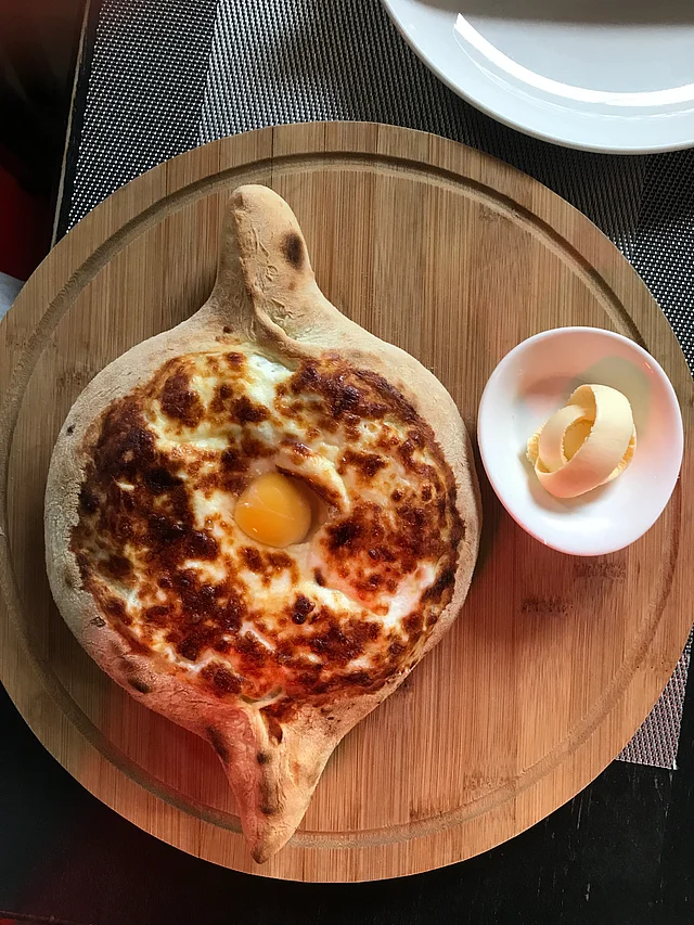 দুপুরের খাবার ছিল আচারিয়ান খাচাপুরি