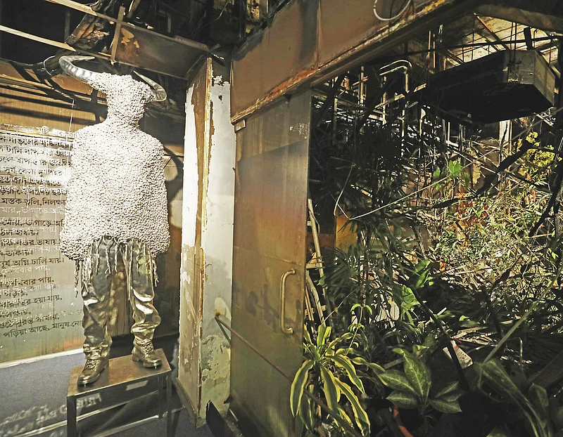 ভবনের নিচতলায় একটি ধাতব ভাস্কর্য