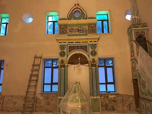 বাটুমিতে অবস্থিত একমাত্র জামে মসজিদের ভেতরের দৃশ্য;