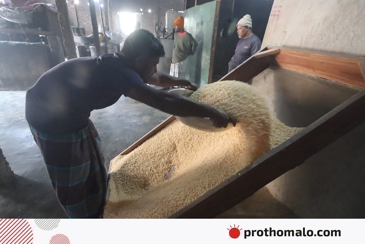 আগুনের আঁচে ফুলে ওঠা মুড়ি আগুনের আঁচে ফুলে ওঠা মুড়ি