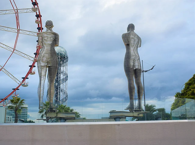 আজও আছে আলী ও নিনোর অমর ভালোবাসার এই প্রতীকী ভাষ্কর্য