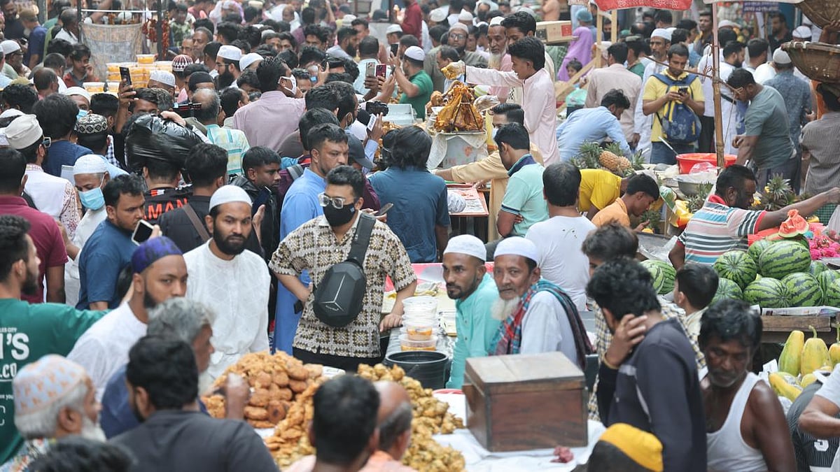 চকবাজারে ঐতিহ্যবাহী ইফতারির বাজার। মানুষের ভিড়ে হাঁটা দায়