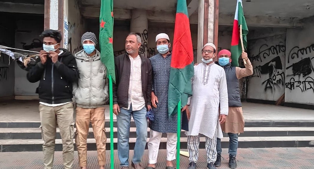 নওগাঁয় আওয়ামী লীগের কার্যালয়ে জাতীয় ও দলীয় পতাকা উত্তোলন