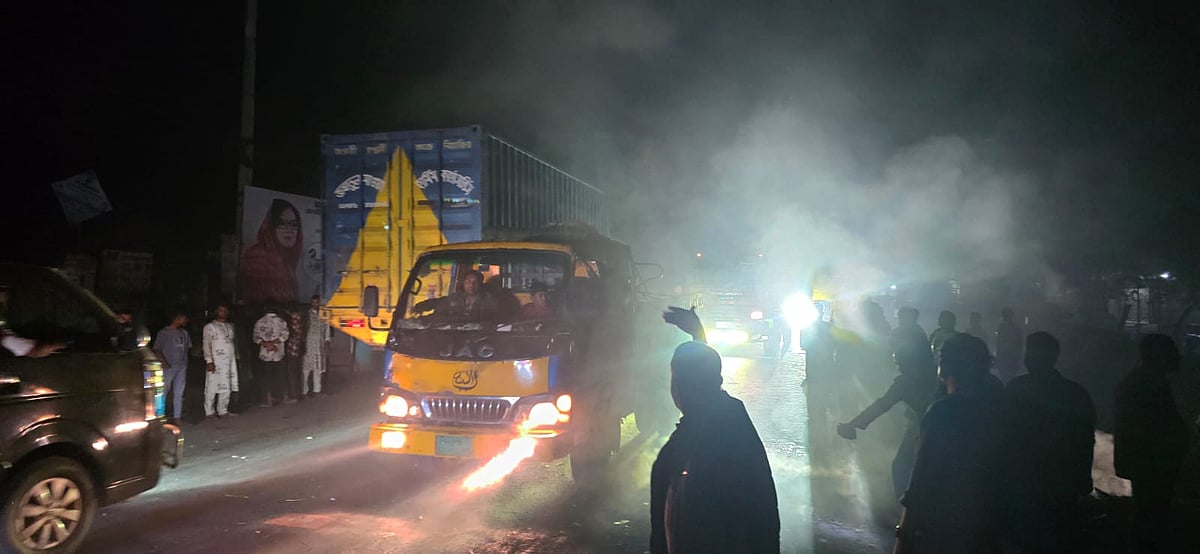 শহীদ মিনারে রুমিন ফারহানার ফুল দেওয়া নিয়ে হট্টগোল, ঢাকা-সিলেট মহাসড়ক অবরোধ