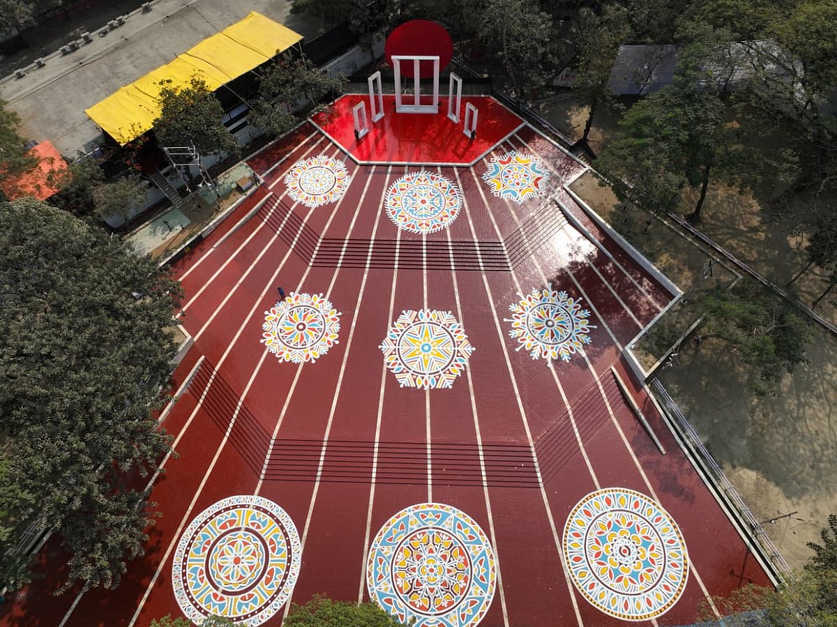 মহান একুশে ফেব্রুয়ারি উপলক্ষে রাঙিয়ে তোলা হয়েছে কেন্দ্রীয় শহীদ মিনার 