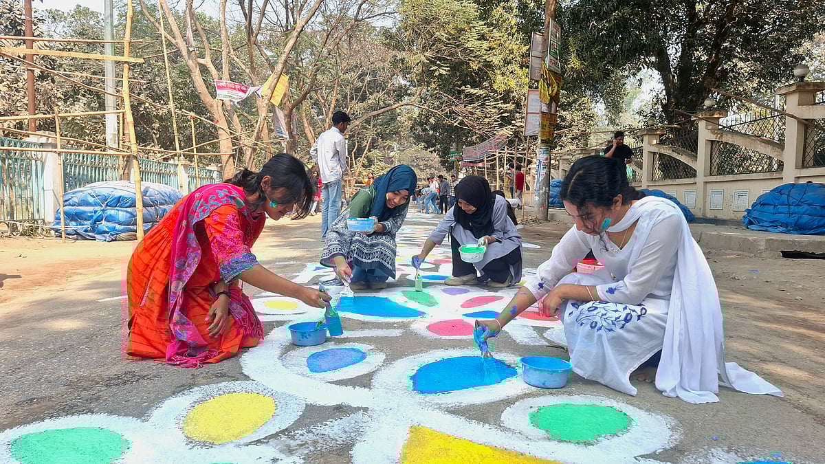 ছোট-বড় সবার হাতের ছোঁয়ায় একুশের আলপনা