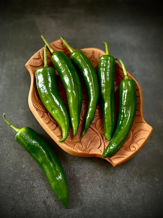  কাঁচা বা অল্প রান্না করে খাওয়াই ভালো এই মরিচ