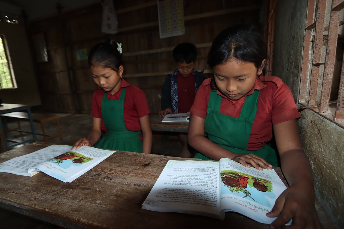 মাতৃভাষায় শিক্ষা কাগজে আছে, বাস্তবে নেই