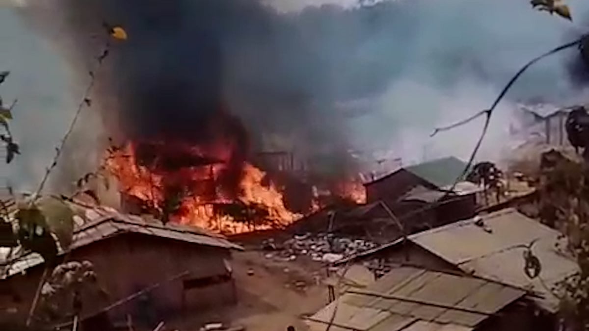 রাঙামাটির দুর্গম এলাকায় ভয়াবহ আগুন, পুড়ল দোকান–বসতঘর