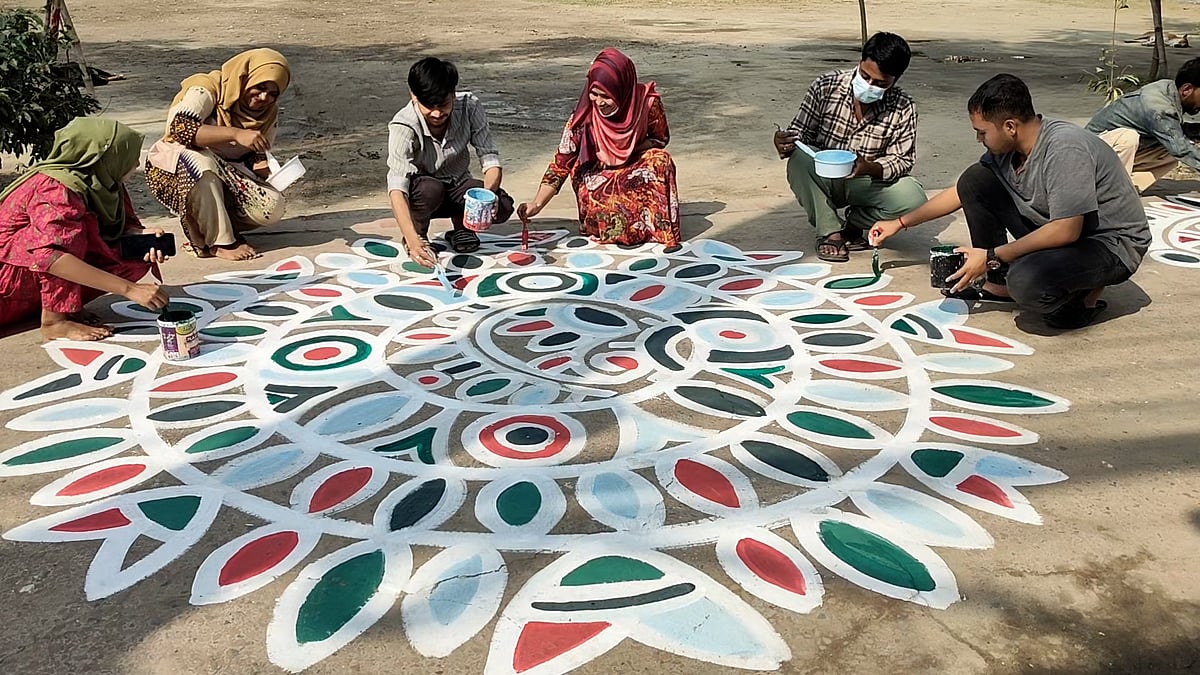 অমর একুশে পালনে প্রস্তুত বগুড়া, শহীদ খোকন পার্ক শহীদ মিনারে আল্পনা আঁকা হয়েছে