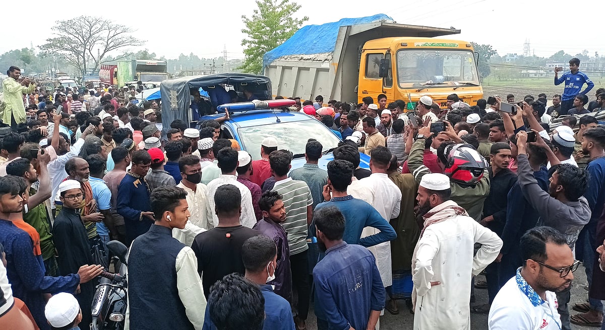 পুলিশের তল্লাশিচৌকিতে ট্রাকের ধাক্কায় বাবা-ছেলের মৃত্যু, প্রতিবাদে মহাসড়ক অবরোধ