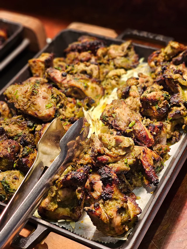 সালাদ আছে হরেক- রকম কাবাব 