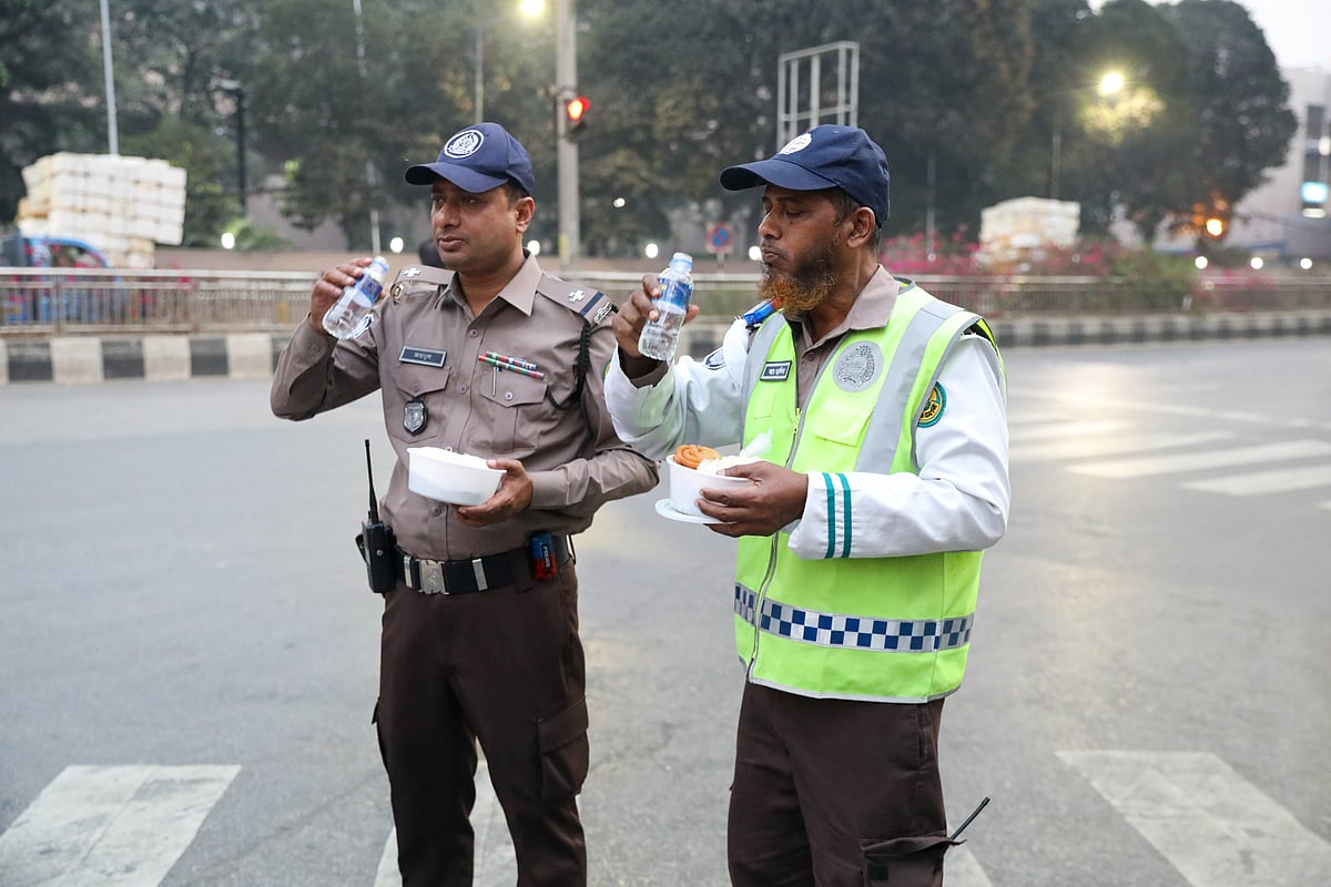 অন্যদের ঘরে ফেরা নির্বিঘ্ন করতে সড়কেই তাঁদের ইফতার