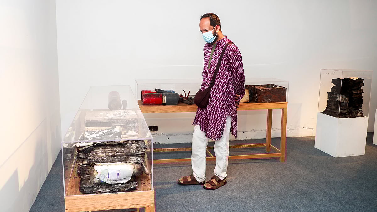 ধ্বংসযজ্ঞের স্মৃতিচিহ্ন দেখছেন আলোকচিত্রী মুনেম ওয়াসিফ