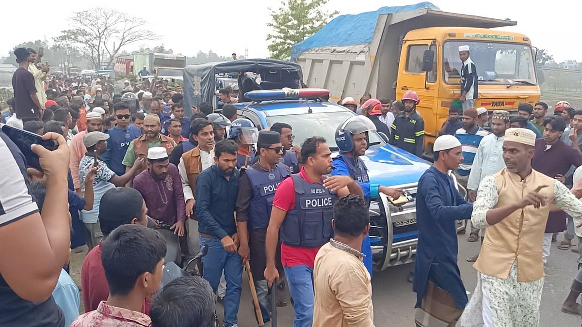 জামালপুরে পুলিশের চেকপোস্টে ট্রাকের ধাক্কায় বাবা-ছেলের মৃত্যু