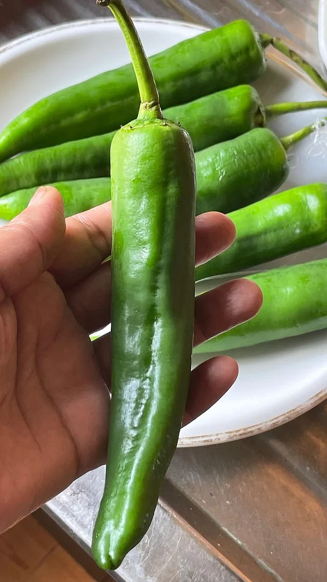 প্রতি ১০০ গ্রাম কাঁচা ব্যানানা চিলিতে গড়ে প্রায় ৮০–৯০ মিলিগ্রাম ভিটামিন সি থাকতে পারে, যা লেবুর দ্বিগুণ