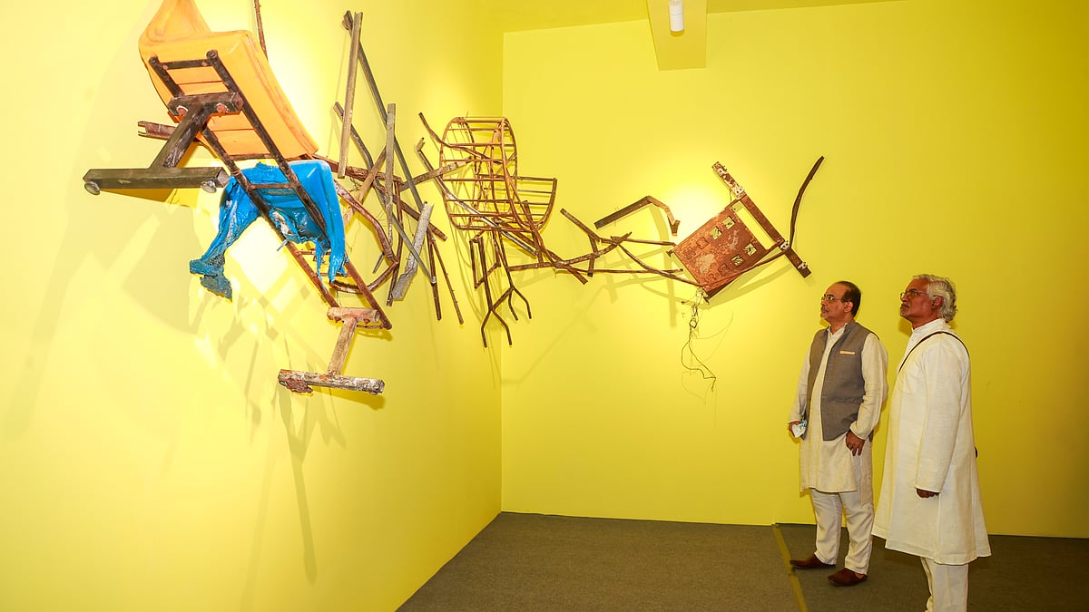 প্রদর্শনী ঘুরে দেখছেন লেখক ও গবেষক আসিফ মুনীর ও কাজী ফুডস ইন্ডাস্ট্রিজ লিমিটেডের প্রধান নির্বাহী কর্মকর্তা তানভীর হায়দার চৌধুরী
 